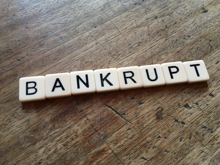 Litery układające się w wyraz Bankrut
