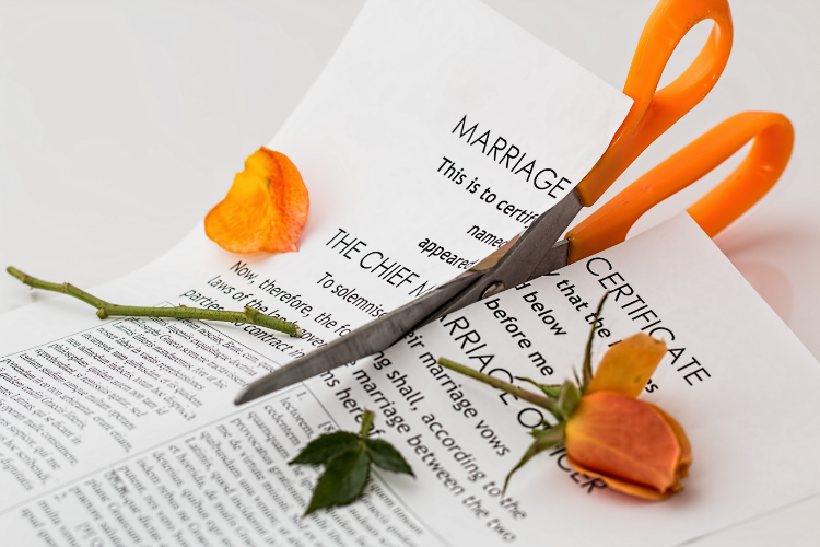 Nożyczki przecinają akt ślubu – upadłość konsumencka a rozdzielność majątkowa